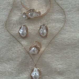 Elegant Gold and Pearl Jewelry Set